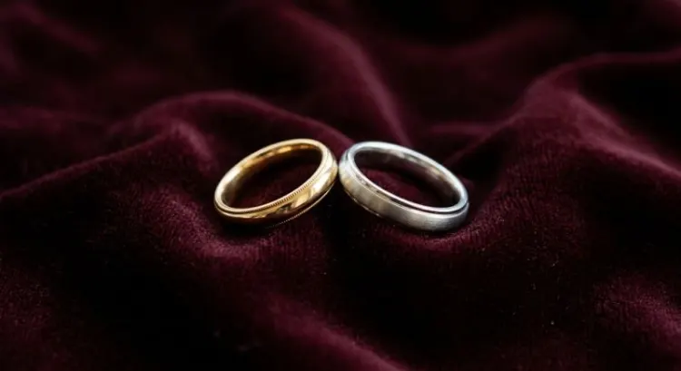 Alliances de mariage : quel métal, quel budget et quand les commander chez un bijoutier