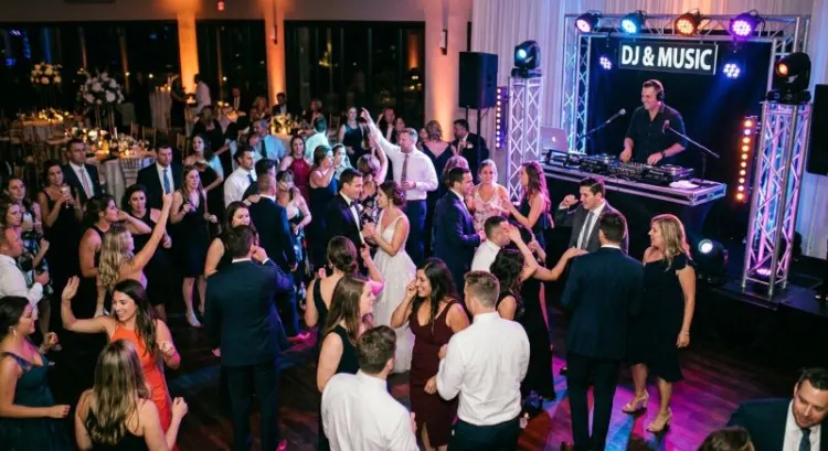Animation de mariage : DJ, groupe live ou orchestre, comment choisir et à quel prix ?
